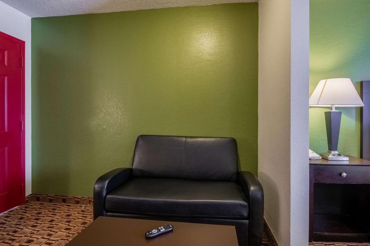 Coratel Plus Suites Wichita West Airport Esterno foto