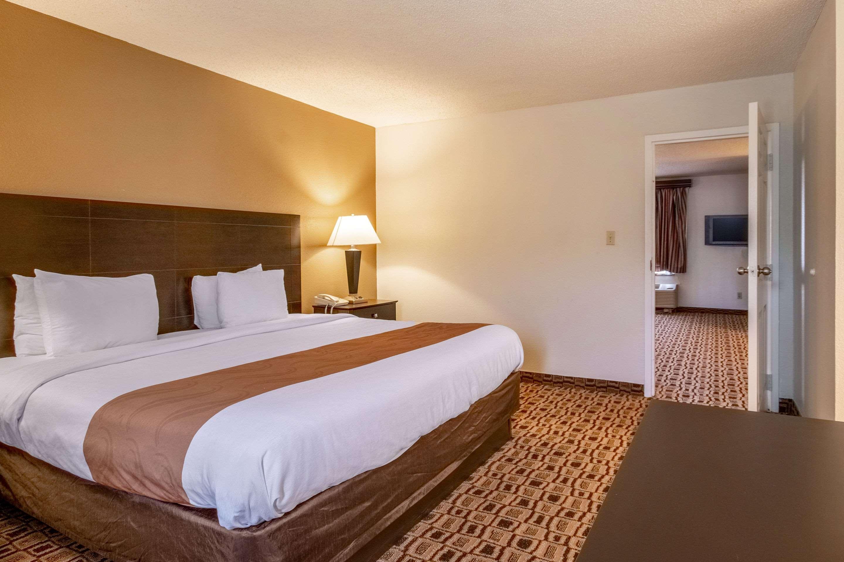 Coratel Plus Suites Wichita West Airport Esterno foto