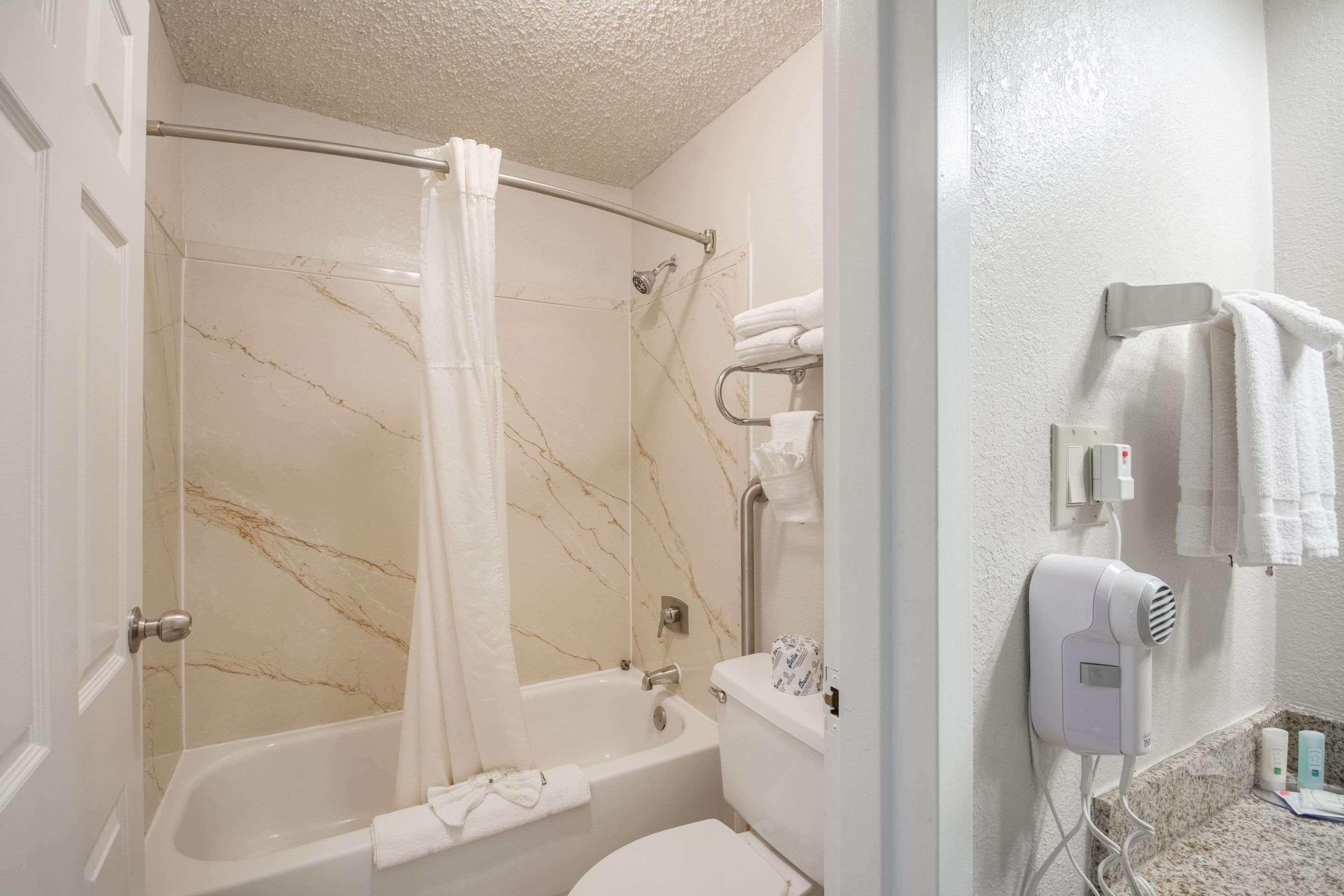 Coratel Plus Suites Wichita West Airport Esterno foto
