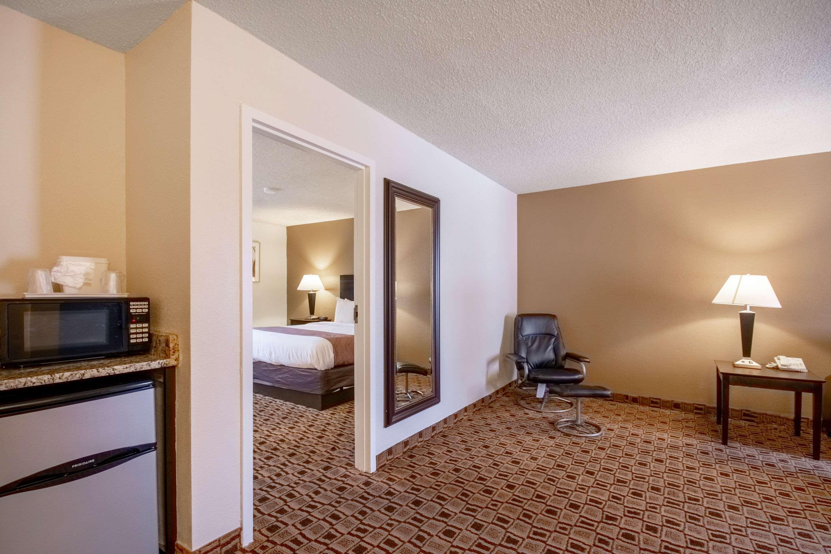 Coratel Plus Suites Wichita West Airport Esterno foto