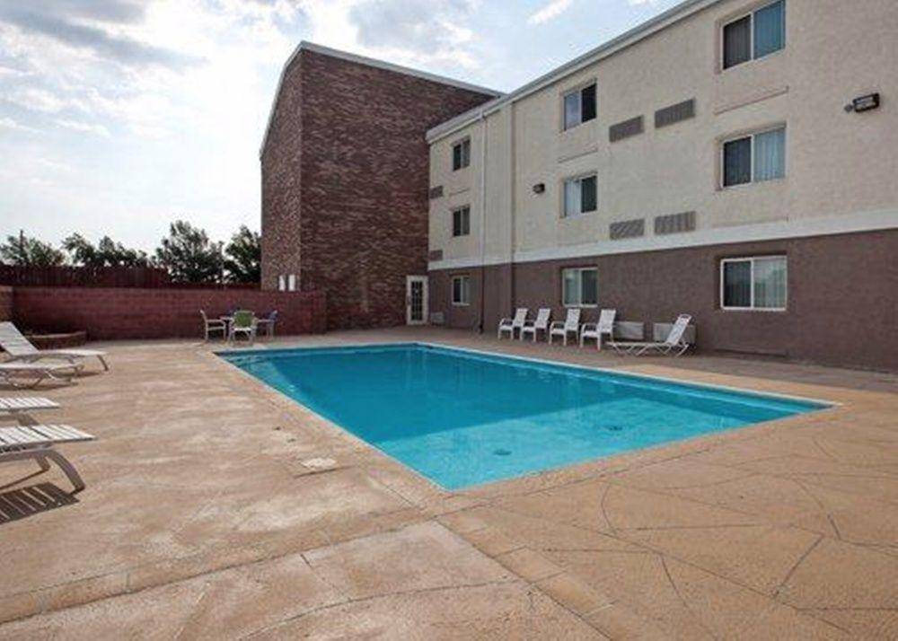 Coratel Plus Suites Wichita West Airport Esterno foto