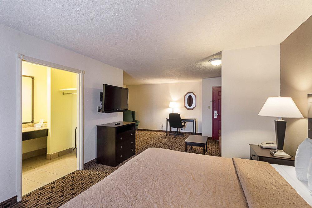 Coratel Plus Suites Wichita West Airport Esterno foto