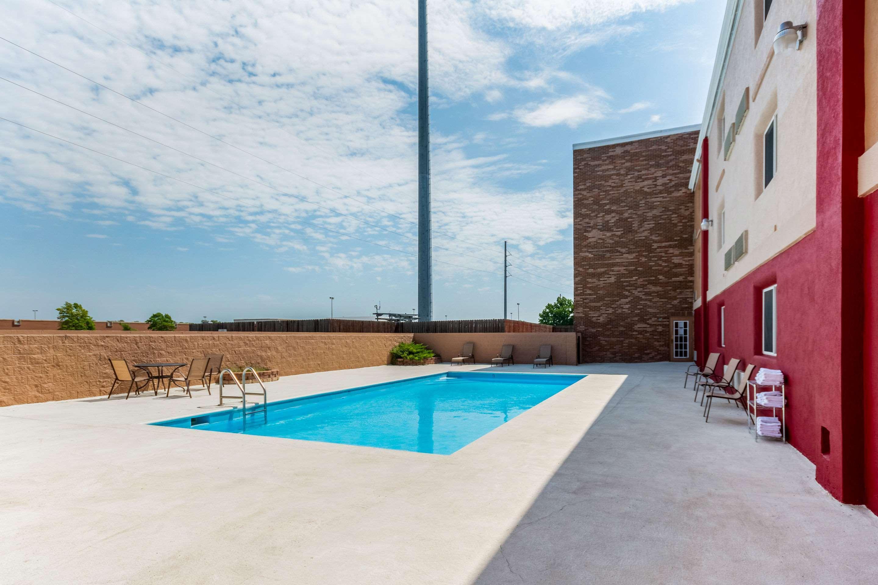 Coratel Plus Suites Wichita West Airport Esterno foto