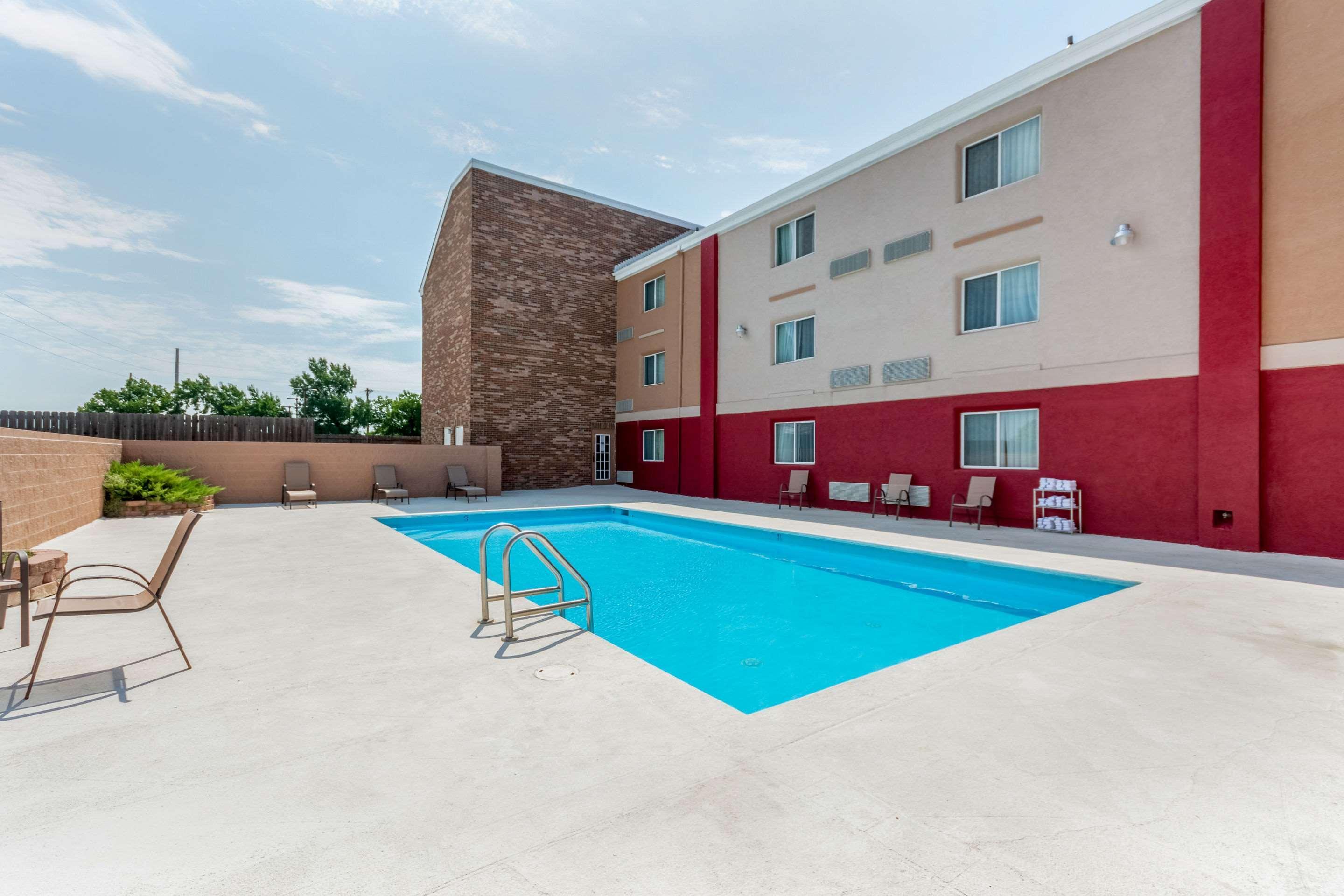Coratel Plus Suites Wichita West Airport Esterno foto
