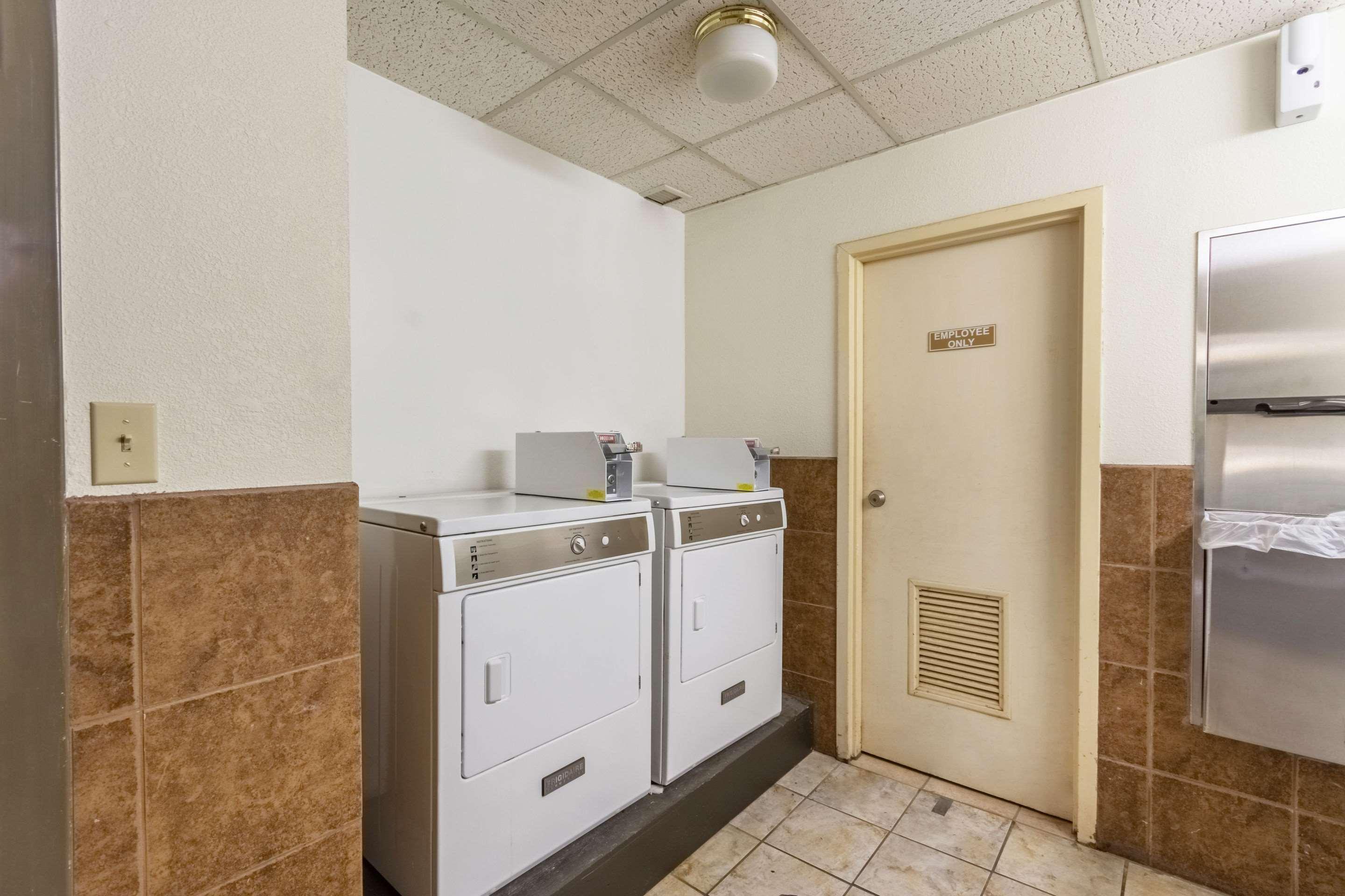 Coratel Plus Suites Wichita West Airport Esterno foto