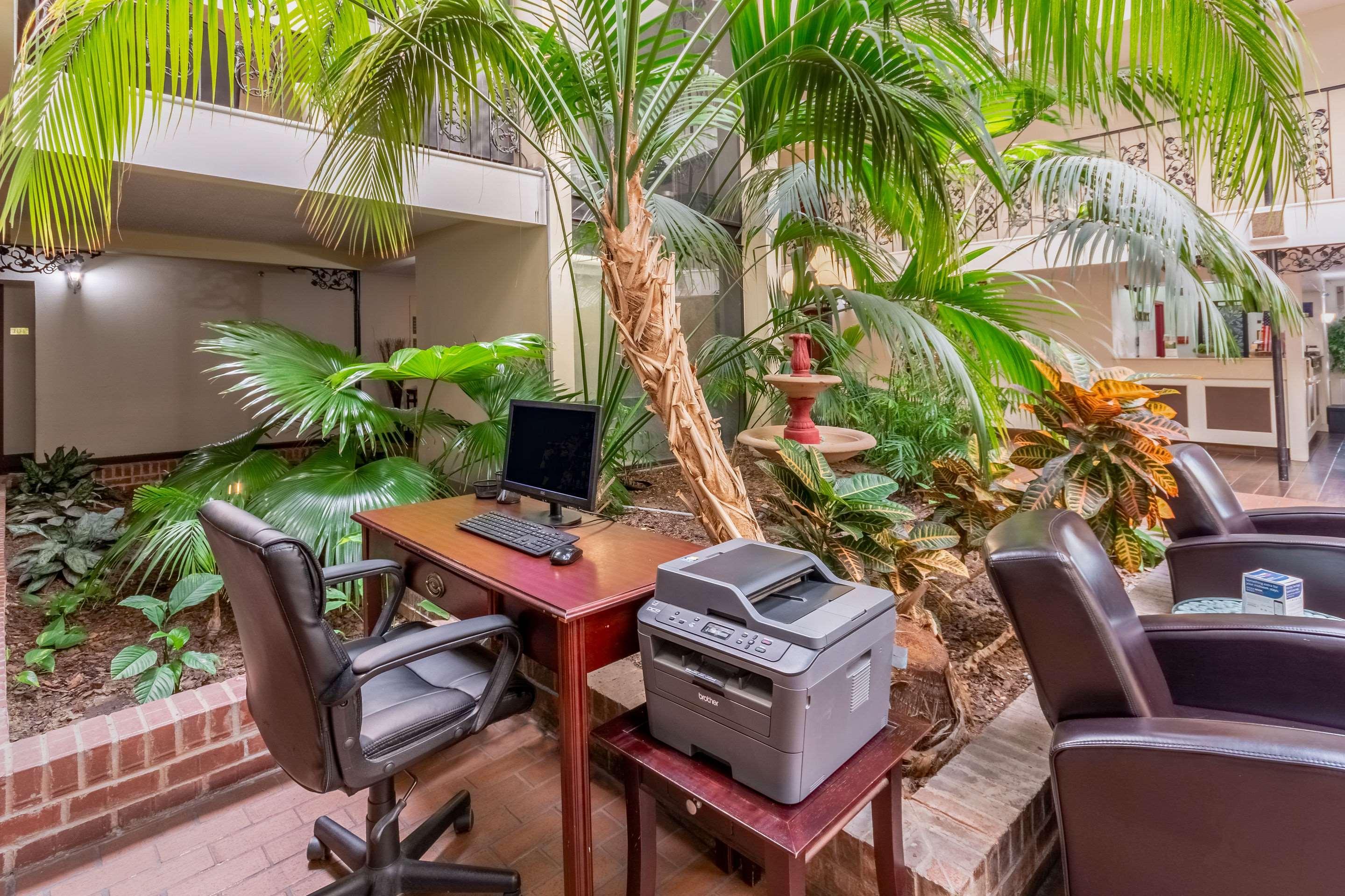 Coratel Plus Suites Wichita West Airport Esterno foto